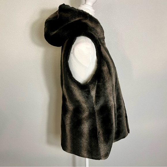 Kristen Blake Reversible Faux Fur Hooded Vest
Brown Black M Plush Warmth Cozy - Picture 2 of 12
